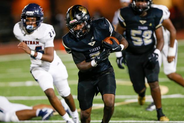 Greene County senior running back JaQuez Hull (7) breaks through the Putnam County defense. LANCE MCCURLEY/Staff