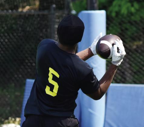 Wide receiver Troy Evans hauls in a pass along the sideline. LANCE McCURLEY/Staff