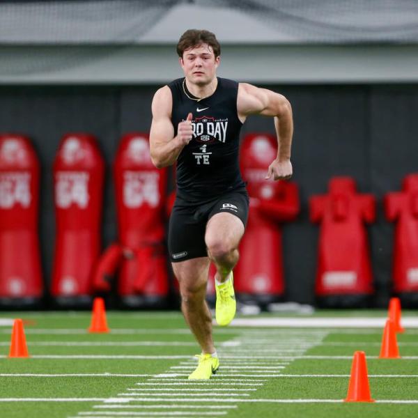 Georgia tight end Oscar Delp runs the 40-yard dash. LANCE MCCURLEY/Staff