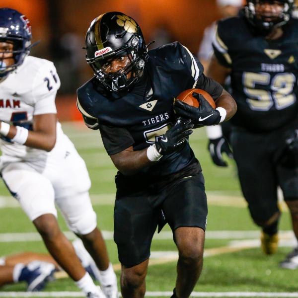 Greene County senior running back JaQuez Hull (7) breaks through the Putnam County defense. LANCE MCCURLEY/Staff