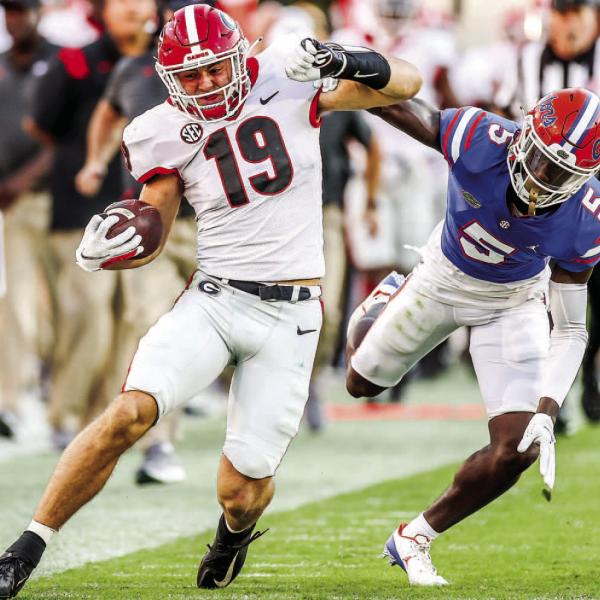 Georgia tight end Brock Bowers (19) tiptoes down the sideline during 2021 game against Florida. MACKENZIE MILES/UGA Athletics