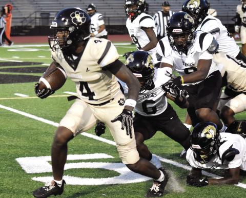 Greene County senior running back Gonnie Armstrong (4) fights his way past Twiggs County defenders. T. MICHAEL STONE/Staff