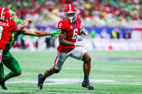 Georgia running back Kenny McIntosh (6) during the Chick-fil-a Kickoff Game against Oregon at Mercedes-Benz Stadium in Atlanta, Ga., on Saturday, Sept. 3, 2022. (Photo by Tony Walsh)
