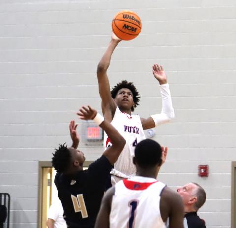 Putnam County's Keyni Crawford (4) attempts a shot over defender as Eren Banks (1) waits under the basket. ARELLA CASH/Staff