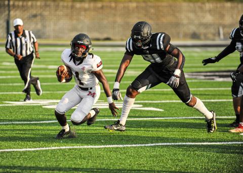 Bulldog senior running back Jay Dorsey (1) runs away from Walnut Grove defenders in a scrimmage last May. CHARLES JORDAN/Staff