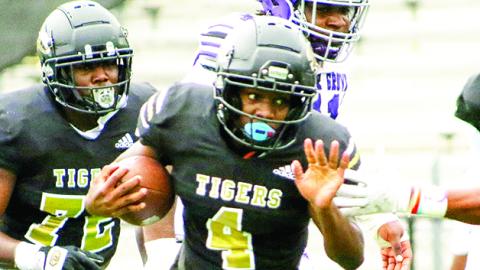 Greene County running back Amari Durham (4) breaks away from defenders on his way to the end zone. TREY NORRIS/Staff