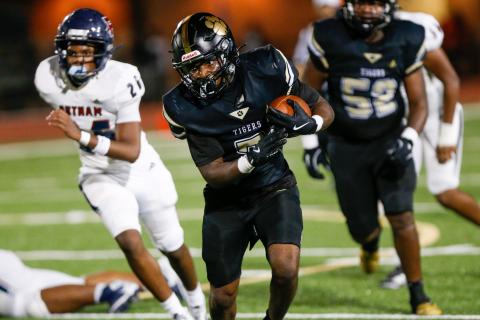Greene County senior running back JaQuez Hull (7) breaks through the Putnam County defense. LANCE MCCURLEY/Staff