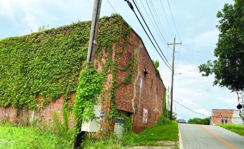 The site on W. Je_erson Street occupied by the dilapidated McDowell Grocery building, whose roof collapsed 30 years ago according to City Planner Monica Callahan, may soon be home to a brewery with a rooftop garden. T. MICHAEL STONE/Staff