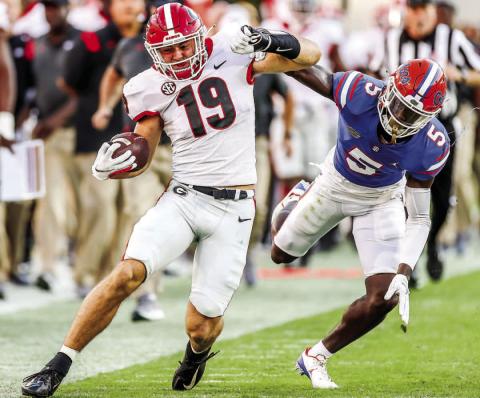 Georgia tight end Brock Bowers (19) tiptoes down the sideline during 2021 game against Florida. MACKENZIE MILES/UGA Athletics