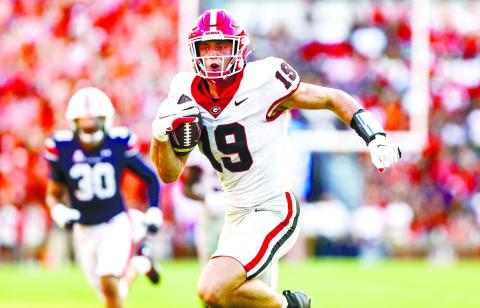 Georgia tight end Brock Bowers put the offense on his back against Auburn with 14 catches for 157 yards and a touchdown. COURTESY OF UGA ATHLETICS