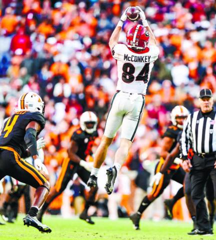 Georgia wide receiver Ladd McConkey (84) hauls in a pass against the Vols last season. LANCE MCCURLEY/Staff