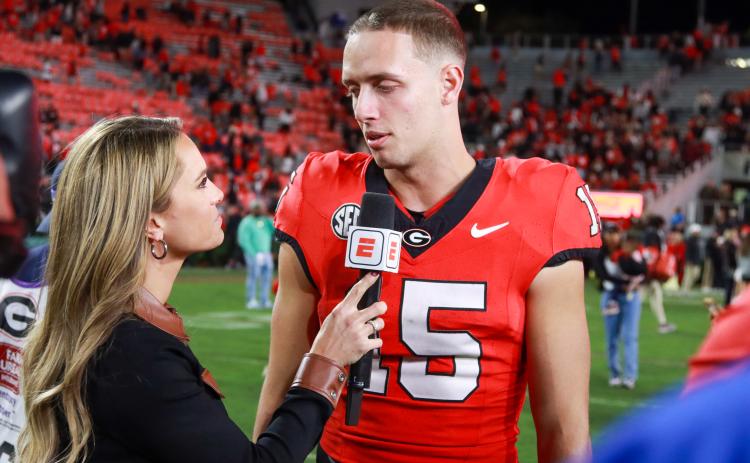 Georgia quarterback Carson Beck (15) chats with ESPN sideline reporter Molly McGrath after the Bulldogs' 51-13 win over Kentucky. LANCE MCCURLEY/Staff