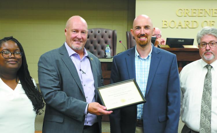 Superintendent Dr. Chris Houston (left-center) accepts the Award of Distinction for excellent Financial Reporting from GDAA Auditor Luke Edwards (center-right) with GCSS Chief Financial O_cer Dean Ware, (far right) and Nutrition Director Shanita Wright. CONTRIBUTED